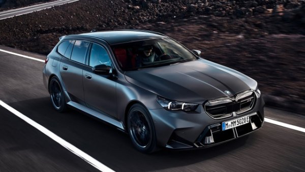 Само един представител за компанията в Париж, новото M5 Touring предлага максималната еволюция на баварците. Идва с много висока производителност - с 4,4-литров V8 двигател с две турбини, комбиниран с електрически, интегриран в скоростната кутия, за максимална системна мощност, равна на 737 к.с. и въртящ момент от 1000 Нм. 

Споделена със седана M5 е и plug-in хибридната схема, захранвана от 18,6 kWh батерия, която ви позволява да изминете до 67 километра в електрически режим.